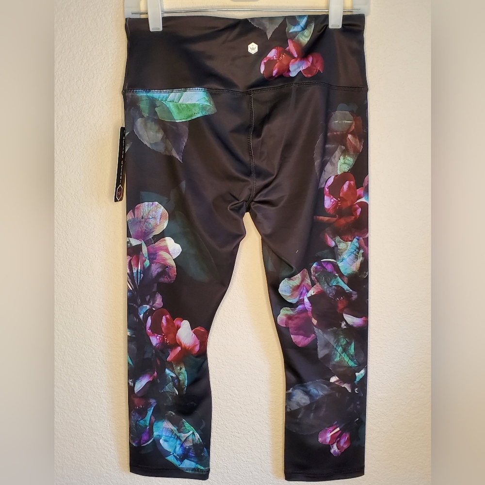 Active Queens Capri Yoga Pants - Picture 2 of 9